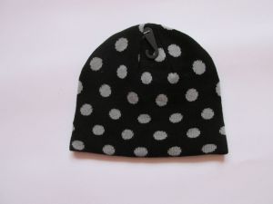 Zimní čepice puntík - černá