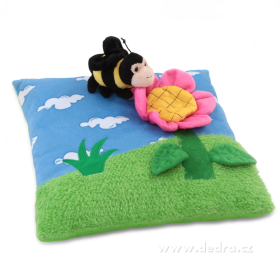 Plyšový polštář s 3D dekorací květinka s včelkou 30 x 30 x 6 cm Dedra